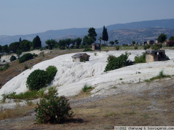 Heliopolis, ruinas romanas
En este paisaje se convinan los dos elementos más característicos de la zona de Pamukale, las ruinas romanas de Heliópolis y los sedimentos calcáreos.
