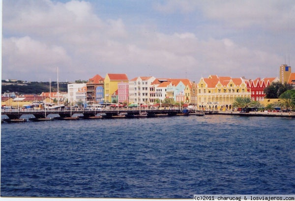 Puerto de Curaçao
Una vista de las coloridas casas de Curaçao que rodean el puerto. Al parecer hubo un gobernador, allá por el siglo XVII, al que el exceso de luz dañaba los ojos y ordenó que se pintasen las casas de colores. Y desde entonces
