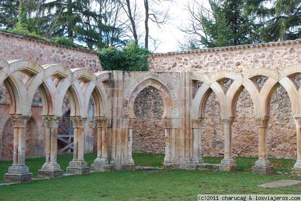 Arcos en San Juan de Duero.
Hay quien dice que la serie de arcadas de San Juan de Duero obedece a un camino exotérico, de ahí las diferentes formas de los arcos y las puertas indicarían el salto que hay que saltar para pasar de una etapa a otra. Según esa teoría esta sería la puerta que da paso entre las dos últimas etapas,
