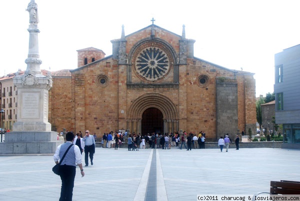 Iglesia de San Pedro de Ávila
En la plaza de Santa Teresa se encuentra esta iglesia románica realizada en el granito rosa propio de esta zona.
