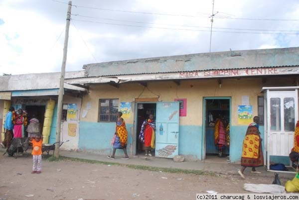Mercado masai, shoping center
Son curiosos los nombres de las tiendas. De todas formas en esta tienda venden de todo, desde alimentación hasta telas, pasando por abalorios, ropa, zapatos, ferretería, cualquier cosa. Estaba llena der mujeres masais. El dueño era un senegalés que había perdido una pierna por una mina.
