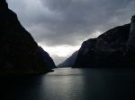 cae la noche en el fiordo
noruega geiranger fiordo