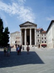 Templo romano en Pula