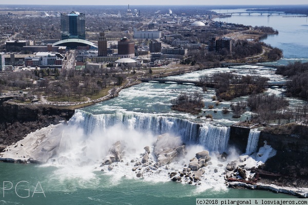 Niágara Falls
Cataratas del Niágara desde la Skylon Tower, en abril de 2018. Todavía se observan grandes bloques de hielo.
