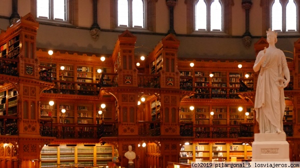 Biblioteca del Parlamento
Estatua de la reina Victoria en la biblioteca del Parlamento
