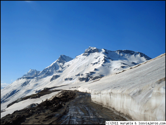 Carretera Manali - Leh
Solo una semana despúes de su apertura, y aun cubierta de nieve en algunos tramos, cruzamos la segunda carretera más alta del mundo, desde Manali a Leh, en los Himalayas Indios.
