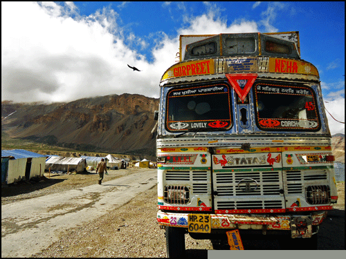 Carretera Manali - Leh
Con el estado de la carretera parece imposible que pasen algunos vehículos, pero aquí todo es posible.
