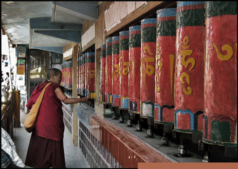 Monje Budista
Monje budista girando las ruedas de rezo en la stupa de la calle principal de McLeod Ganj, Dharamshala, en el estado de Himachal Pradesh, India.
