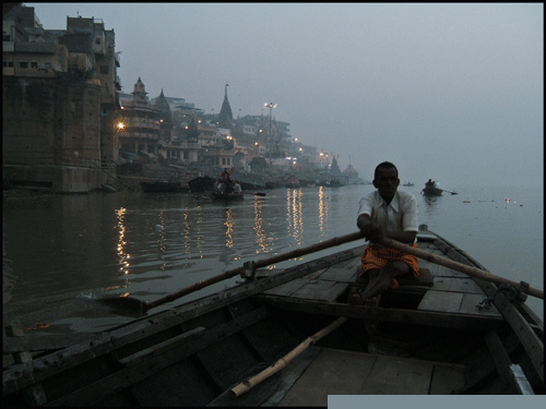 Amanecer en el Ganga
A eso de las seis de la mañana las orillas del Ganga en Varanasi se llenan de barcas. Las vistas del amanecer sobre la ciudad bien merecen el madrugón
