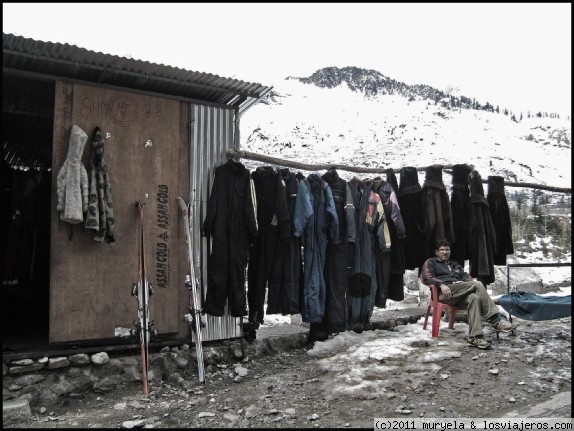 Alquiler de skis
Uno de los muchos puesos de alquiler de ropa y skis que hay en la carretera que sube desde Manali a la pista de esquí.
