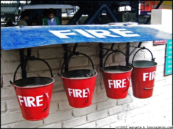 Extintor de incendios
Junto a cada gasolinera india hay un extintor de incendios en caso de fuego, consistentes en varias cubas con arena. La efectividad no está comprobada...
