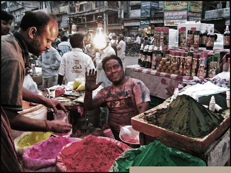 Colores de Holi
Este vendedor tan simpático consiguó atraer una buena cantidad de clientela gracias a los colores que me tiraba.
