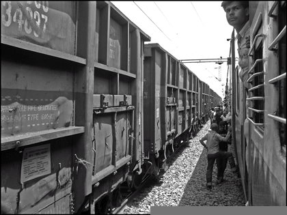 Escenas de tren
Llegando a la estación vendedores, fumadores o los que salen a estirar las piernas se acumulan frente a las puertas de cada vagón
