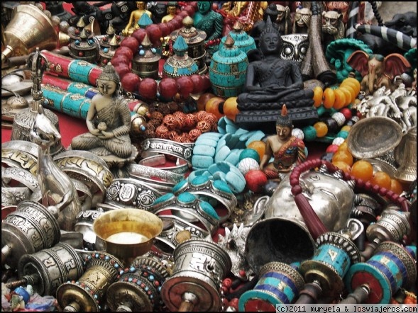 Souvenirs
Detalle de una tienda de souvenirs en Kathmandu, desde ruedas de rezo y figuras de Buda a pulseras y collares, era imposible resistirse a comprar de todo.
