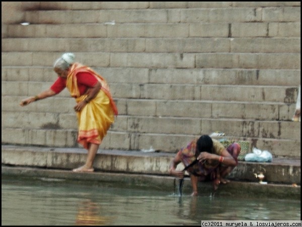 Baño matutino
A primera hora de la mañana la gente baja al Ganga a bañarse y a pesar del estado de suciedad del agua la gente queda bastante satisfecha con los resultados
