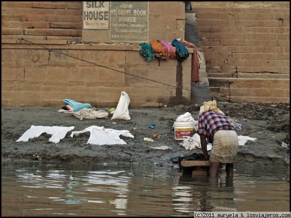 Lavar la ropa
¿Cómo? ¿Qué tras lavar la ropa en el Ganga se ha quedado demasiado blanca? No pasa nada, la estiramos sobre el barro y listo
