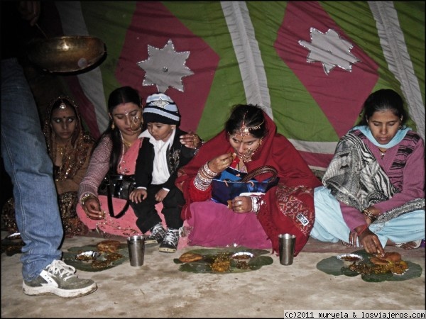 De boda
Asistimos a una boda en un pueblo cercano a McLeod Ganj, Dharamshala. La familia tenía poco dinero y la celebración fue muy sencilla. De comer: aloo, dhal y roti; de beber: agua de grifo.
