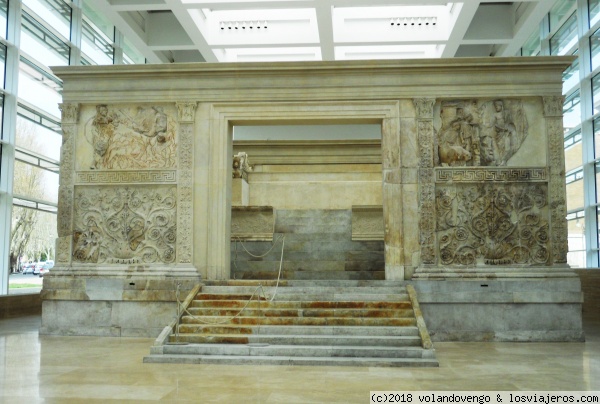 El Ara Pacis
El Altar de la Paz de Augusto, Ara Pacis, construido entre los años 13 y 9 AC en marmol de Carrara. Muy bien integrada la cubierta minimalista de Richard Meier. Imprescindible visita
