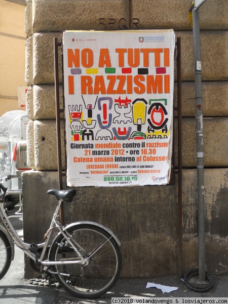 cartel manifestación
Cartel en las calles de Roma llamando a una manifestación contra todos los racismo
