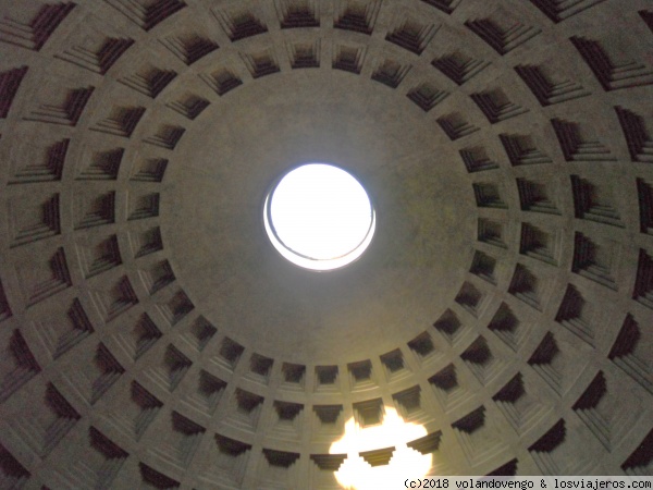El asombroso óculo del Panteón
El Pateón de Roma, es una maravilla arquitectónica, cuya cúpula es la mayor masa de hormigón de la historia.  Su óculo es una llamada de atención para quienes lo visitan.
