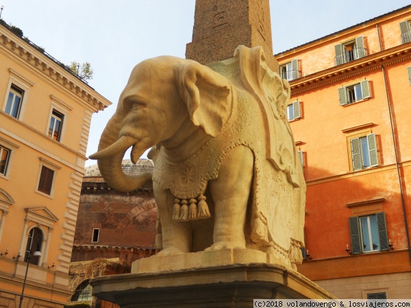 La fuente del Elefante de Bernini
Esta preciosa fuente del obelisco con el elefante , construida por Bernini, se encuentra en Roma delante de la Iglesia gótica de Santa María sobra Minerva, en la plaza de la Minerva. El atardecer le deja un cálido tono dorado
