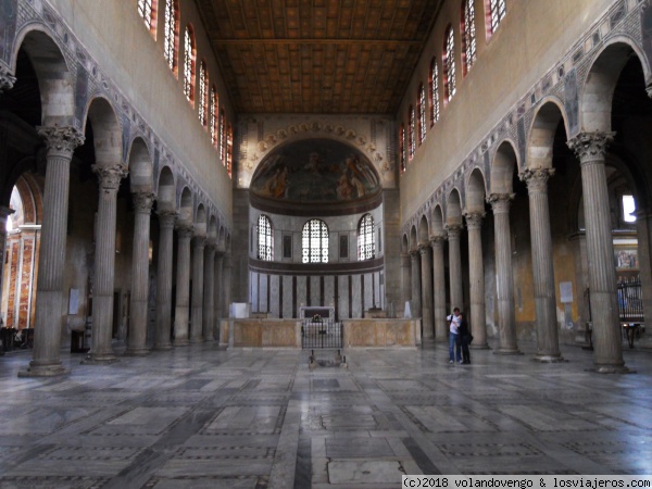 Iglesia de Santa Sabina
Iglesia basilical de Santa Sabina en el Aventino, Roma, junto al Parque de los Naranjos con bellas vistas al Trastevere. Bonitos pavimentos Cosmati
