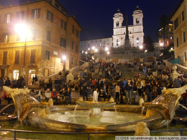 Plaza de España en Roma
La muy turística Plaza de España en Roma, con su fuente de la barca y las famosas escaleras a la Iglesia de la Trinidad del Monte, de noche siempre es un lugar que aunque esté lleno te atrapa con su conjunto y atmófera
