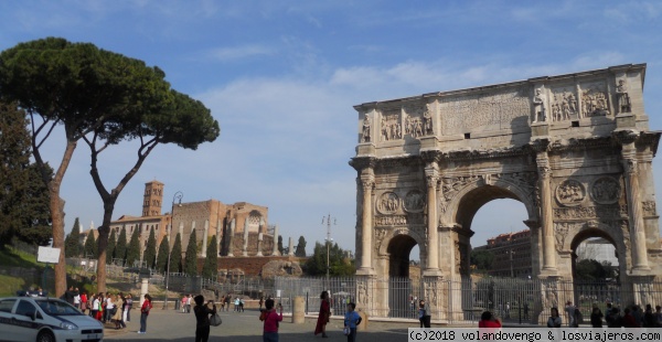 Arco de Constantino
Arco triunfal de Constantino,  que conmemora su victoria en Puente Milvio en el 312. Está entre el Palatino y el Coliseo en Roma.
