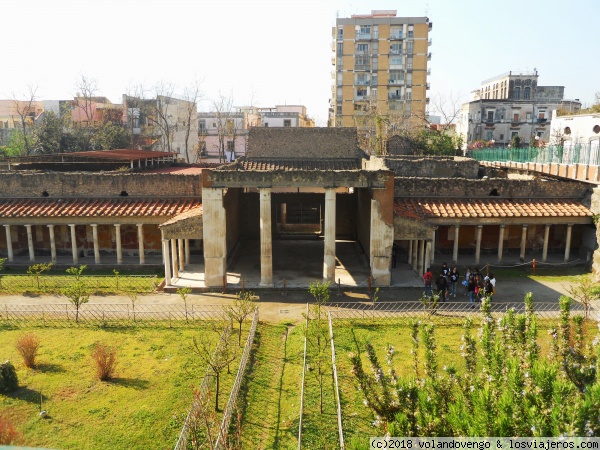 Villa de Oplontis o de Popea
La Villa de Oplontis o de Popea, por haber pertenecido a la mujer de Nerón, se encuentra en Torre Anunziata, Nápoles. Es una magnífica villa con excelentes pinturas al fresco y jardines.
