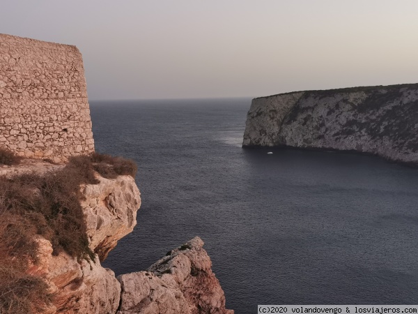 Acantilados junto al Forte de Beliche
Desde la fortaleza de Beliche, es posible bajar por un camino algo difícil hasta la playa de Beliche. Desde arriba hay bonitas vistas
Acantilados junto al Forte de Beliche
Desde la fortaleza de Beliche, es posible bajar por un camino algo difícil hasta la playa de Beliche. Desde arriba hay bonitas vistas