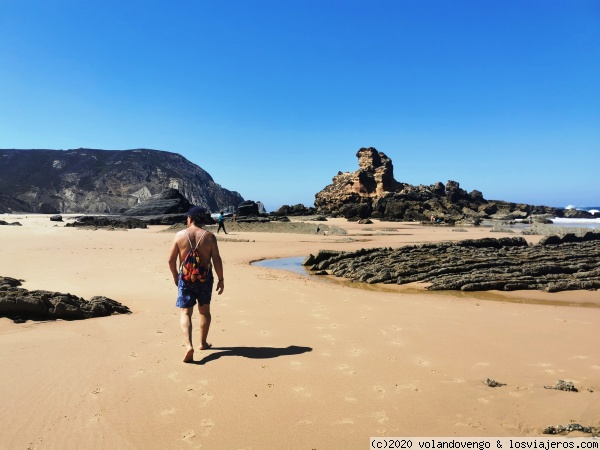 Playas de Cordoama y Castelejo
Extenso arenal de la Costa Vicentina, que con marea baja se puede acceder a la Playa de Castelejo por la izquierda y a la derecha a la de Barriga. Las rocas, su intenso oleaje y toda la vida que bulle en ella la hacen muy apetecible.
