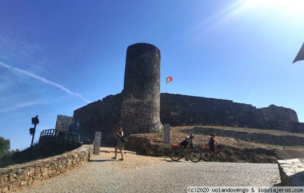 Castillo de Aljezur
Fortificación del periodo califal. Posteriormente conquistada por los cristianos, que estuvo en uso con distintas reconstrucciones hasta el S. XVIII. Se visita parte de la muralla del XIV, 2 torreones, el aljibe y unas preciosas vistas.
