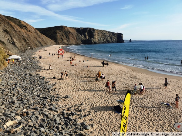 Playa de Arrifana
Playa de la costa Vicentina, cerca de Aljezur. En días tranquilos buenos baños, y con oleaje la delicia de los surfistas.
