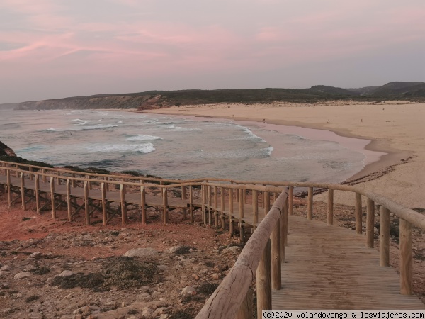 Playa de Bordeira
Playa en Carrapateira. Hermoso arenal dunar con puestas de sol fantásticas. Se accede a ella por pasarelas de madera, tras dejar el coche en los aparcamientos preparados.
