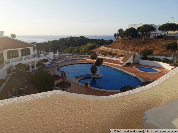 La terraza del apartamento en Salema praia Club
Desde la terraza se tiene vistas de la piscina de la urbanización y del cercano mar, la playa está a 200 m.
