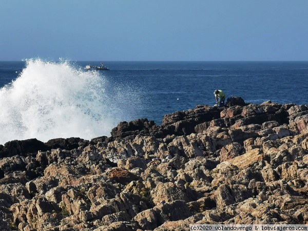 Acantilados en Zabial
Promontorio donde se encuentra los restos de la Batería de Zabial, en Raposeria, con hermosas vistas a la costa Vicentina y bellos entrantes y salientes entre los acantilados
