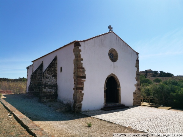 Ermita de N.S. de Guadalupe
Se encuentra cercana a Vila do Bispo. Ermita del siglo XIV, con reaturaciones del XV. Estilo gótico con detalles cercanos al románico. Cercano a ella una edificación donde hay un pequeño museo dedicado a D. Enrique el Navegante, de quien se cuenta que venía a rezar aquí.
