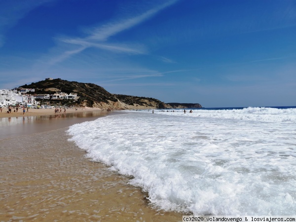 Playa de Salema
Esta zona con su fuerte oleaje atrae a surfistas y a enamorados de su ritmo lento.  Tiene servicios de playa y tranquilidad.
