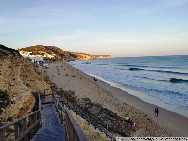 Atardecer en Salema
La playa de Salema tiene una bajada por la zona alta a través de unas escaleras de madera que llevan a una zona cerca de acantilados. El atardecer desde ella ofrece una buena panorámica.
