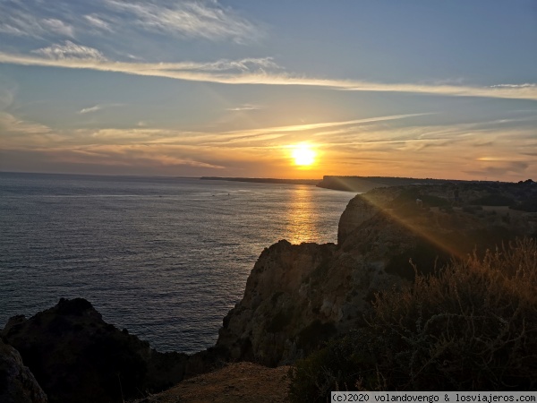 Atardecer en la Ponta da Piedade
Los atardeceres desde la Ponta da Piedade son siempre espectáulos únicos. El paseo por las pasarelas y las vistas de los acantalilados nos deparan imágenes maravillosas.
