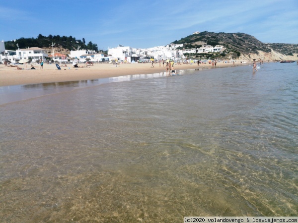 Playa de Salema
Desde el mar Salema se presenta con sus desniveles y blancura. Afortunadamente aún no masificada
