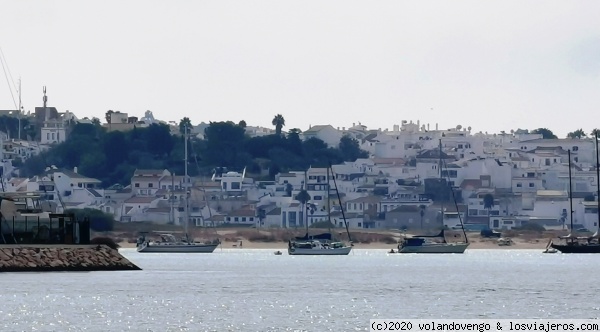 Ferragudo, desde Portimao
Ferragudo es una pequeña población en la desembocadura del Arade, que guarda mucho sabor y donde se pueden comer unas riquísimas sardinas. Su iglesia merece visitarse.
