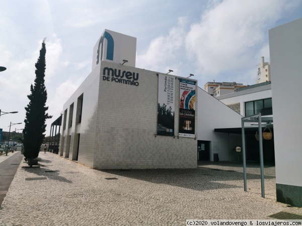 Museo de Portimado
Interesante Museo que ocupa una antigua fábrica de conserva de sardinas. En él se hace un repaso por la historia de la zona. Se explica el proceso de la fábrica, del industrial que llegó a ser Presidente de la República   Portuguesa y de la industrialización de productos como el higo.
