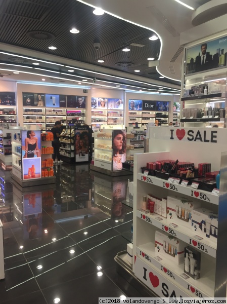 Tiendas Aeropuerto, todas iguales
Una tienda de un aeropuerto, vacía porque era muy tarde, pero idéntica a otras miles de tiendas, donde aparecen los mismos artículos y marcas
