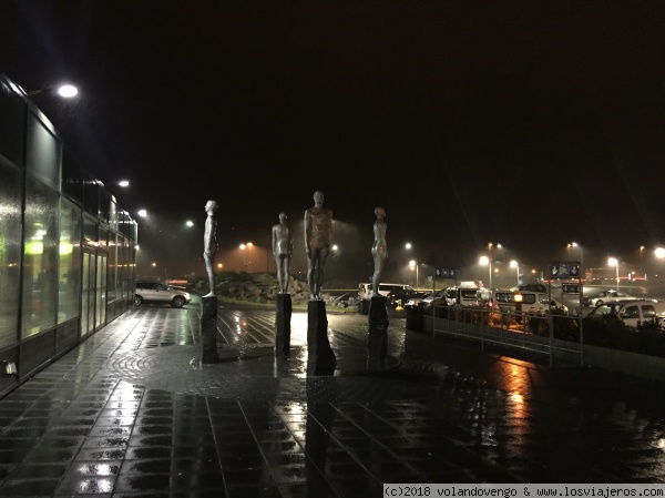 Esculturas en Keflavik
Estas esculturas se encuentran a la salida del aeropuerto internacional de Kreflavik, Reykjiavik, Islandia
