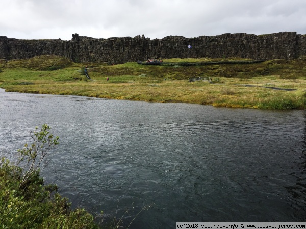 Alþing, primer Parlamento islandés
El lugar del fondo, con una bandera islandesa, es donde se reunía el primer Parlamento Islandés, desde el siglo X hasta el XVIII. Se encuentra en el PN Phingvellir. Islandia
