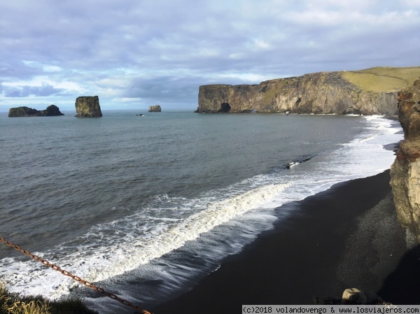 Dyrholaey
La preciosa playa y acantilado de Dyrholaey en el sur de Islandia con su peñasco arco y las espectaculares vistas a la playa de Vik, con sus basaltos y sus peñascos-trolls

