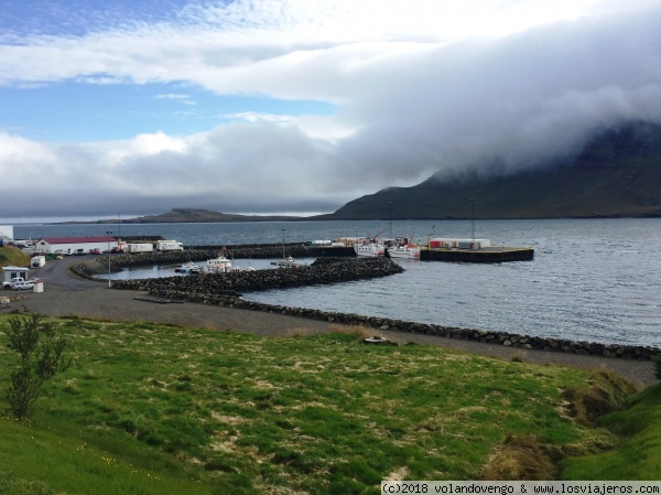 Breiðdalsvík
Paisajes con sol y nubes en los fiordos del Este, Islandia

