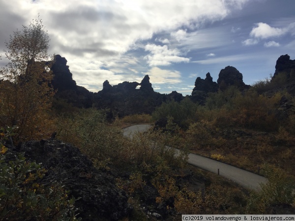 Castillos negros de Dimmuborgir
En los alrededores del Lago Myvatn, se encuentras estas increíbles formaciones volcánicas con formas que recuerdan a animales y extrañas torres. En ella viven seres mágicos
