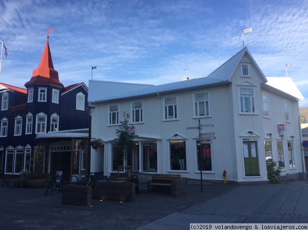 Centro de Akureyri
Frente a la iglesia de kureyri, junto al puerto, se conservan una serie de casas típicas de madera, hoy sedes de tiendas de deportes, que le dan un agradable aire a la ciudad del Norte
